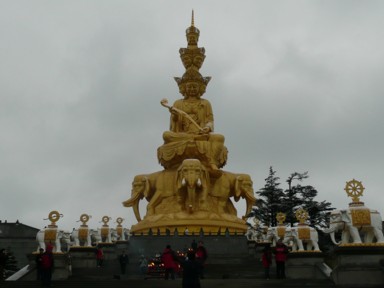 派手な象と仏像の像が迎える峨眉山の頂上の金頂