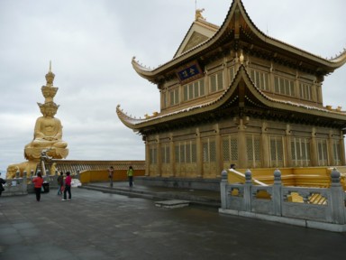 峨眉山の金で飾られた寺や像