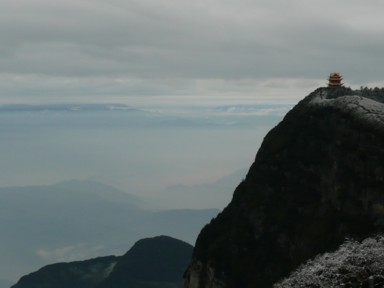 峨眉山の霧に包まれた神秘的な山岳風景。