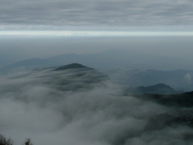 峨眉山から見下ろす山々とそこを這う雲