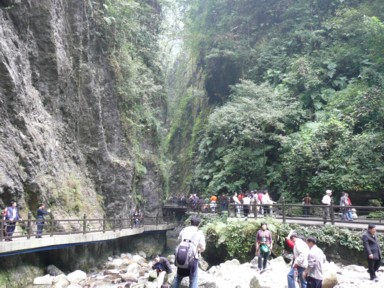 峨眉山の清音閣の断崖絶壁の谷の中