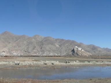 丘の上の要塞のギャンツェゾンをのぞむギャンツェの町