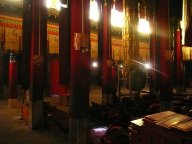 パンコルチョンデの寺院内部の薄暗い修業の場