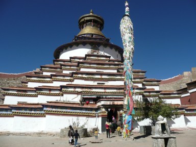 8階建てパンコルチョンデの壁画と仏像が並ぶ建物