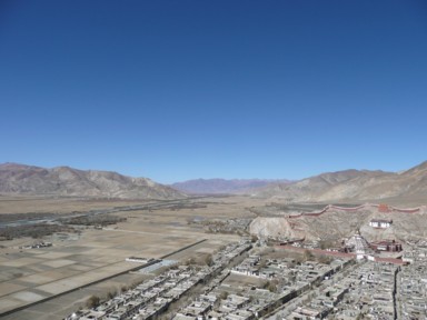 ギャンツェゾンェの頂上からのパンコルチョンデとギャンツェの町と山々