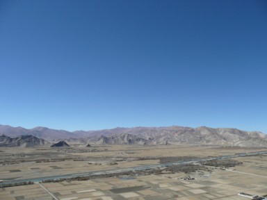 ギャンツェゾンェの頂上からのギャンツェの町と山々