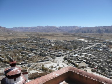ギャンツェゾンェの頂上からの白居寺