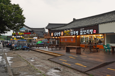 キョンジュの10ウォンパンとまんじゅうが並ぶ