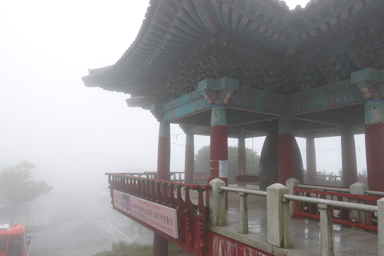 石窟庵の入り口の霧の中
