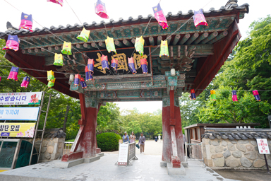 仏国寺の入り口のカラフルな旗がはためく