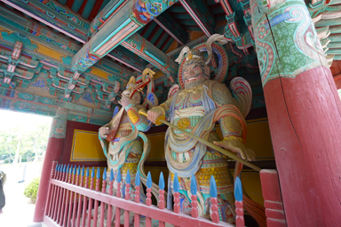 仏国寺の極彩色の像と装飾