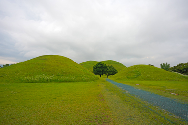 大陵苑の緑豊かなきれいな形の古墳