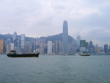 香港のヴィクトリア・ハーバーからのビル群の街並み