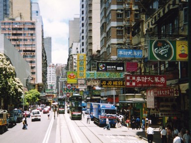 香港らしい看板が道路にはみ出した場所