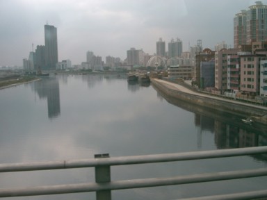 香港と中国深センとの国境にある穏やかな川