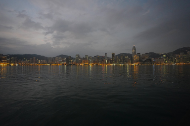 早朝のライトアップされた香港の街並み