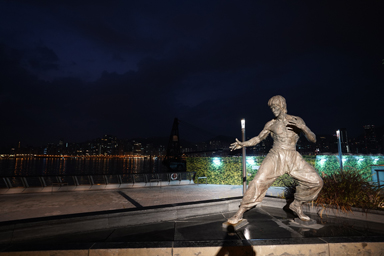 アベニューオブスターズの遊歩道にいるブルースリー像