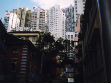 高層ビルに囲まれた香港の街並み