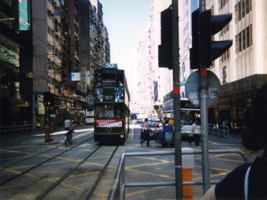2階建てバスが行き交う香港の街並み