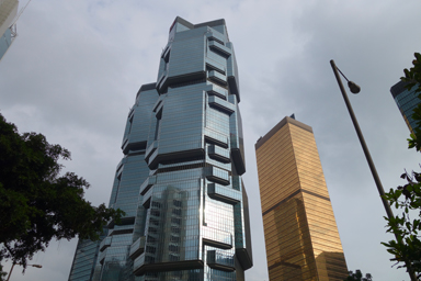 香港に馴染む奇抜なビル