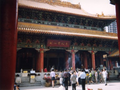 香港のお寺の境内と線香の香り