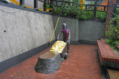 九份の金の鉱山を再現した像