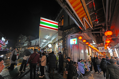 九份の基山街の入り口とセブンイレブン