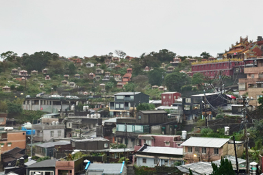九份の周辺の山の上にある家のような大きなお墓