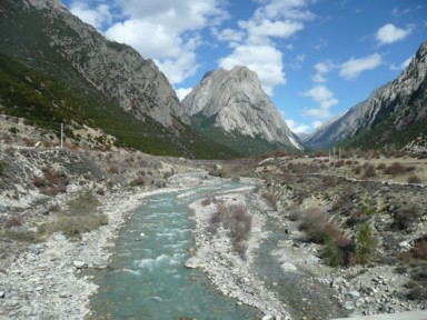 名もない絶景が続く川蔵公路の車窓