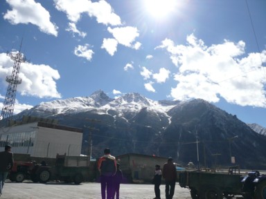 ラウォの湖と山の美しい風景