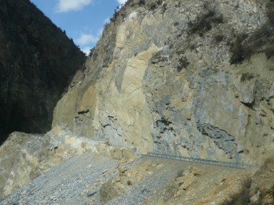 落石が怖い断崖絶壁の厳しい道