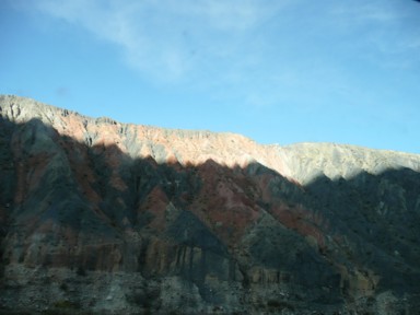 荒々しい山に影までギザギザ