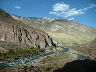 渓谷沿いをひたすら進む川蔵公路
