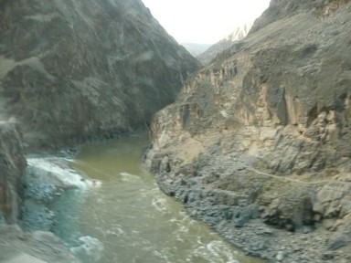 サルウィン川源流のポムダにある絶壁の谷と厳しそうな検問