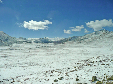 川蔵公路の一面雪の峠道