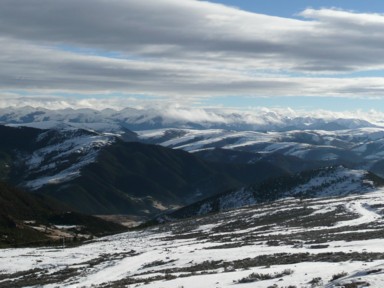 ゾゴンを過ぎた後に続く絶景の峠下り