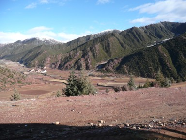 山を越え谷を走り赤い大地を走る