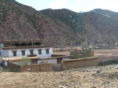 2階には広めのベランダが付いた伝統的なチベット人の家