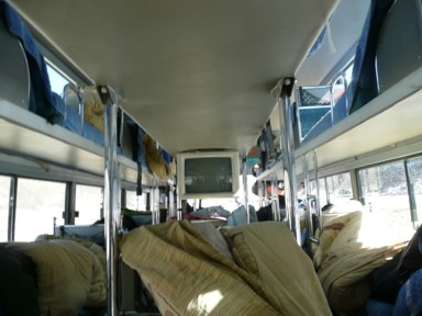 2段ベットが横3列で並ぶ寝台バスの内部