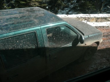 泥の上でバスが滑り崖に近づく危険な場面