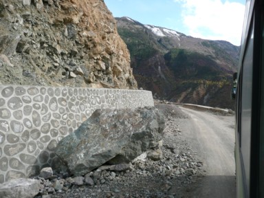 落石防止工事が終わっているのに新たな落石