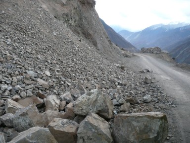 深い谷と荒々しいメコン川が続く危険な道