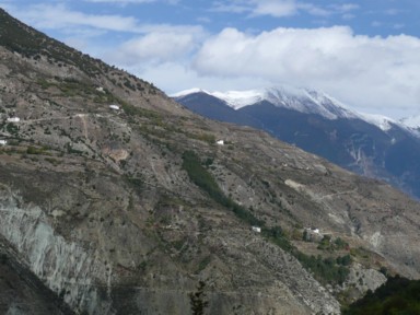 ラピュタを思わせる断崖に点々とたたずむ民家