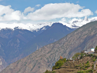 ヒマラヤ奥地の崩れたレンガの塔がいくつも並ぶ