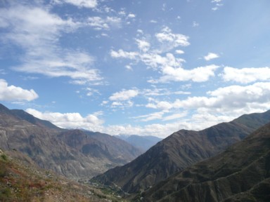 三江併流の深い渓谷と雄大な自然景観。