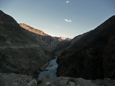 断崖の渓谷でくねくね高度を上げるバス