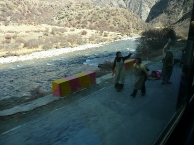 川蔵公路でラサへと五体投地で向かう巡礼者