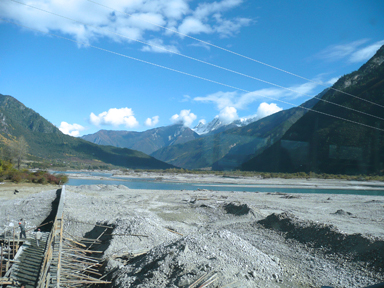川蔵公路の山に緑もある風景