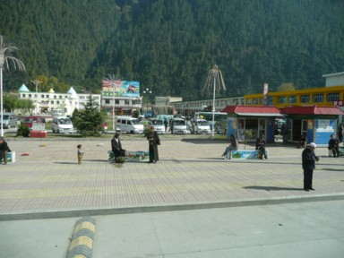 中心はそこそこにぎわう波密の町