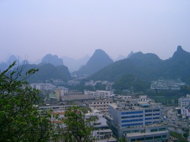 桂林の街並みと奇岩の景色